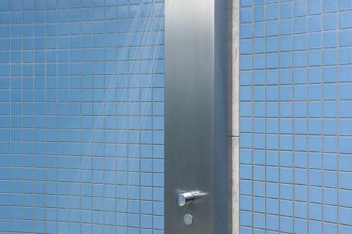 Duschpaneel Linus Inox DP-C-T im Duschbereich der KissSalis Therme.