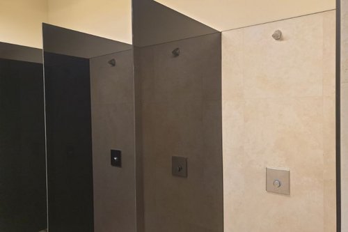 Mehrere Unterputz-Duschen LINUS D-SC-M und Duschköpfe Comfort Flex in den Duschräumen des Boutique Fitnessstudios EVO Fitness Bel & Main in Wien.