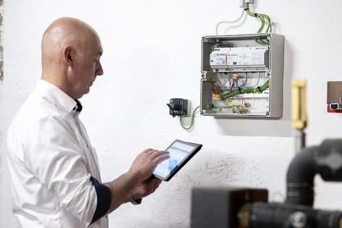 Abschließende Prüfung des SWS Servers durch SCHELL-Mitarbeiter Markus Mohr im Spiel- und Aktionspark Otto-Dullenkopf-Park