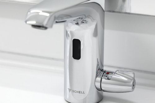 Nahaufnahme einer elektronischen Waschtisch-Armatur XERIS E HD-M.