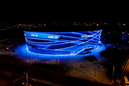 MVM Dome in Budapest bei Nacht beleuchtet