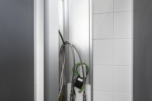 Geöffnetes Duschpaneel LINUS DP-C-T im Spiel- und Aktionspark Otto-Dullenkopf-Park.