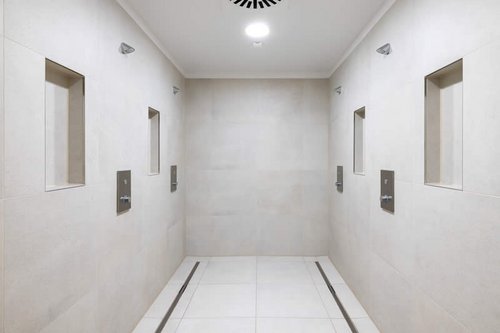 Duschbereich der Mühlbachhofschule mit Unterputz-Dusche LINUS D-C-T von Schell
