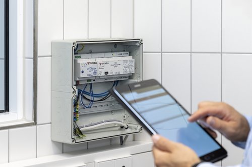 SCHELL Vertriebsmitarbeiter Sascha Wendt überprüft die Einstellungen der Armaturen am SWS Server in der Landessportschule Ruit. SCHELL Vertriebsmitarbeiter Sascha Wendt überprüft die Einstellungen der Armaturen am SWS Server in der Landessportschule Ruit.