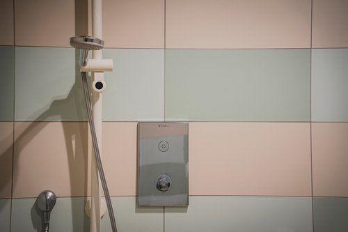 Unterputz-Dusche LINUS D-C-T von SCHELL im Kursbeckenbereich des Freizeitbads Olpe