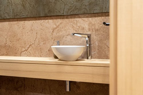 Elektronische Waschtisch-Armatur XERIS E HD-M large in der Vinothek Kellerei Kaltern