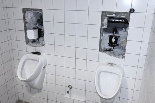 referenz_dreifeldsporthalle_04a-neue-urinal-spuelarmatur-compact-ii