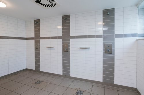 Unterputz-Duschen LINUS D-C-T in den Sanitäranlagen der Gemeinschaftsgrundschule Wesel. 