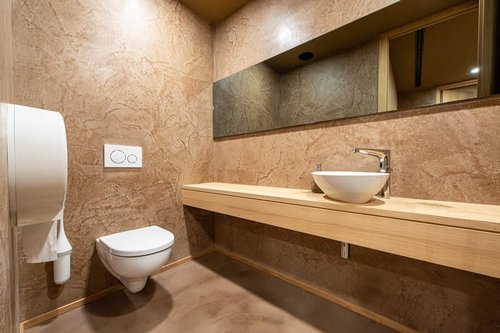 Sanitärbereich mit elektronischer Waschtisch-Armatur XERIS E HD-M von SCHELL