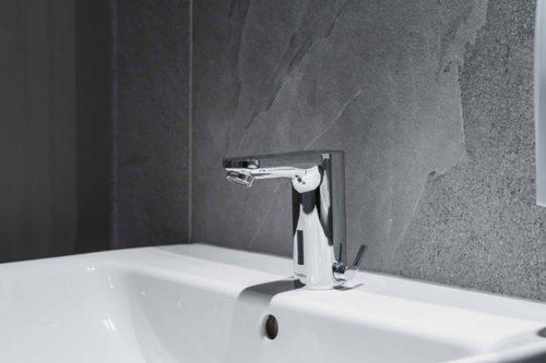 2_Nahaufnahme_einer_elektronischen_Waschtisch-Armatur_CELIS_E_HD-M_Close-up-of-a-CELIS-E-HD-M-electronic-basin-mixer