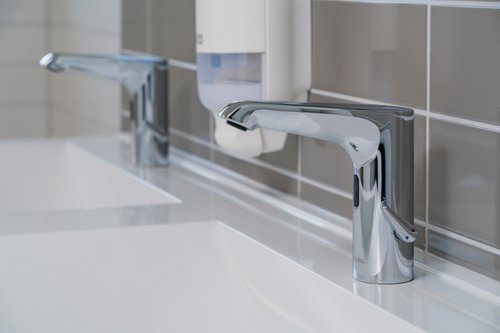 Nahaufnahme von elektronischen Waschtisch-Armaturen XERIS E HD-M mid. in der Gemeinschaftsgrundschule Wesel.