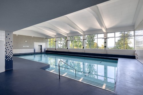 Seitliche Ansicht des Schwimmbeckens der Landessportschule Ruit. Seitliche Ansicht des Schwimmbeckens der Landessportschule Ruit.