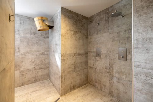 Unterputz-Dusche LINUS D-C-T und Duschkopf COMFORT Flex im Sanitärbereich des Therapie- und Fitnessstudios