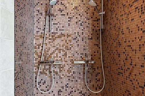 Zwei Aufputz-Duscharmaturen VITUS VD-C-T/u im barrierefreien Sanitärbereich der KissSalis Therme.
