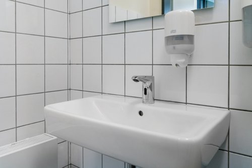 Elektronische Waschtisch-Armatur XERIS E HD-K small in den Toiletten der Gemeinschaftsgrundschule Wesel.