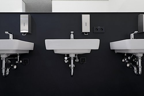 Elektronische Waschtisch-Armaturen CELIS E HD-M im Sanitärraum der Freiburger Turnerschaft.