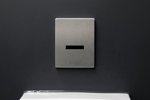 Nahaufnahme der Urinalsteuerung EDITION E in den Sanitärräumen der Freiburger Turnerschaft.