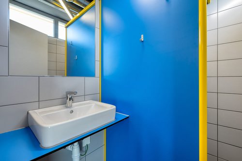 Elektronische Waschtisch-Armatur XERIS E HD-M im Sanitärgebäude der Erho-lungsanlage St. Leoner See