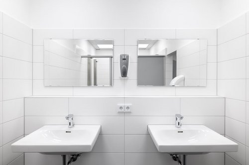 Elektronische Waschtisch-Armaturen CELIS E HD-M von SCHELL im Sanitärbereich der Vema GmbH & Co. KG.