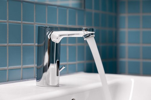 Elektronische Waschtisch-Armaturen CELIS E im Sanitärbereich der Dreifachsporthalle Erbach