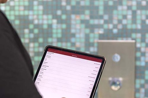 Der SCHELL Vertriebsbeauftragte Oktay Gökbel nutzt die SCHELL App, um die vernetzten Armaturen zu parametrieren.