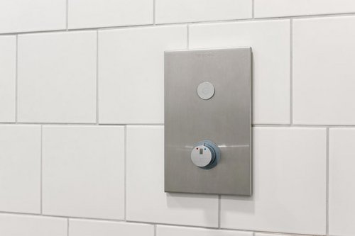 Nahaufnahme-der-Unterputz-Dusche-LINUS-D-C-T-in-den-Gemeinschaftsduschen-des-TSV-Muenchen-Ost-eV_Close-up-of-the-concealed-shower-LINUS-D-C-T-in-the-communal-showers-of-TSV-Muenchen-Ost-eV