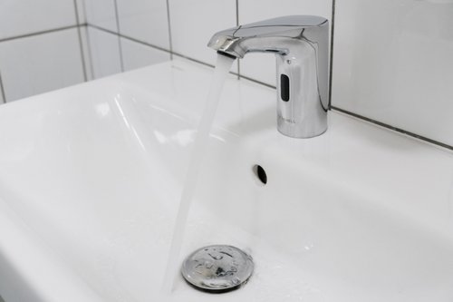 Elektronische Waschtisch-Armatur XERIS E HD-K small mit laufendem Wasser in den Toiletten der Gemeinschaftsgrundschule Wesel.