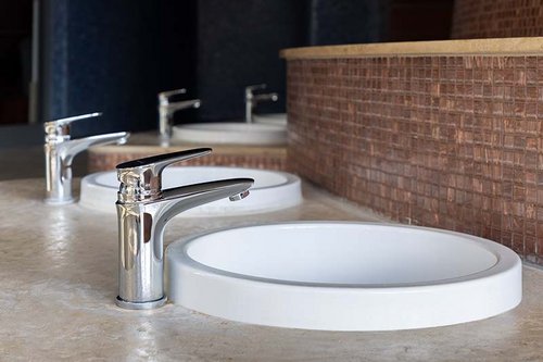SCHELL Waschtisch-Armatur MODUS EH im Wellnessbereich der KissSalis Therme.