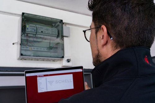 Schell_Vertriebsbeauftragter_Benjamin_Buschhaus_u__berpru__ft_den_SWS_Server_im_Schulzentrum_Nord_in_Wesel