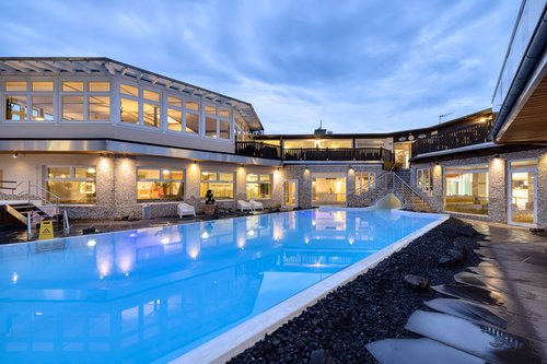 Außenbereich mit Schwimmbecken, Panorama Sauna Holzweiler 
