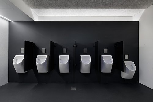 Urinalreihe mit der Urinalsteuerung EDITION E in den Sanitärräumen der Freiburger Turnerschaft.