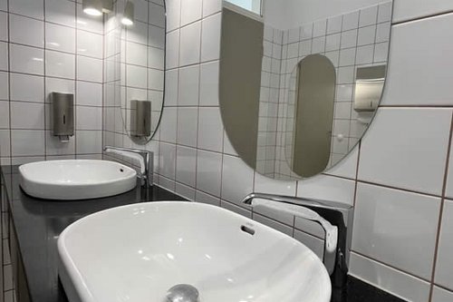 Nahaufnahme der elektronischen Waschtisch-Armatur XERIS E HD-M large im ActiCity Zentrum für Bewegung und Tanz.