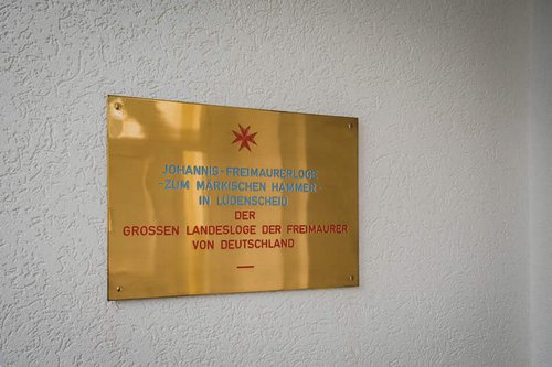Hinweistafel der Lüdenscheider Freimaurerloge „Zum Märkischen Hammer“ e.V.