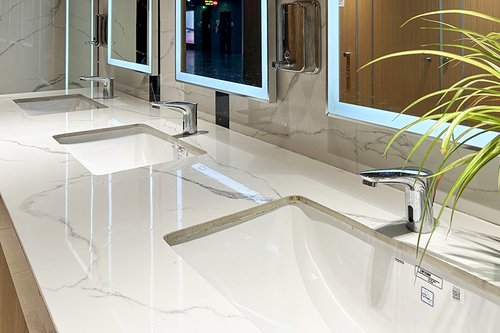 Sanitäranlagen des Da Nang International Airport, ausgestattet mit elektronischen Waschtisch-Armaturen MODUS TREND E HD-K. 