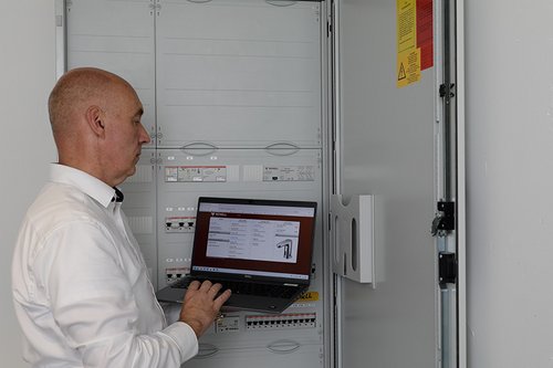 Über Laptop prüft SCHELL Mitarbeiter Markus Mohr die mit SWS vernetzten Armaturen der Freiburger Turnerschaft.