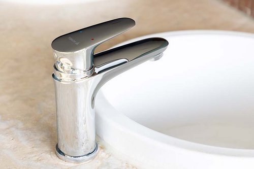 Nahaufnahme der Waschtisch-Armatur MODUS EH von SCHELL im Wellnessbereich der KissSalis Therme.