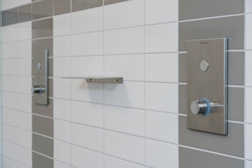 Nahaufnahme der Unterputz-Dusche LINUS D-C-T in der Gemeinschaftsgrundschule Wesel.