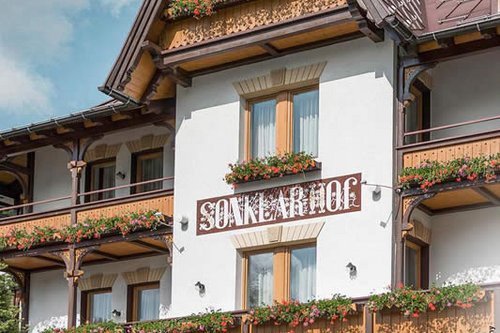 Historische Fassade des Hotels Sonklarhof
