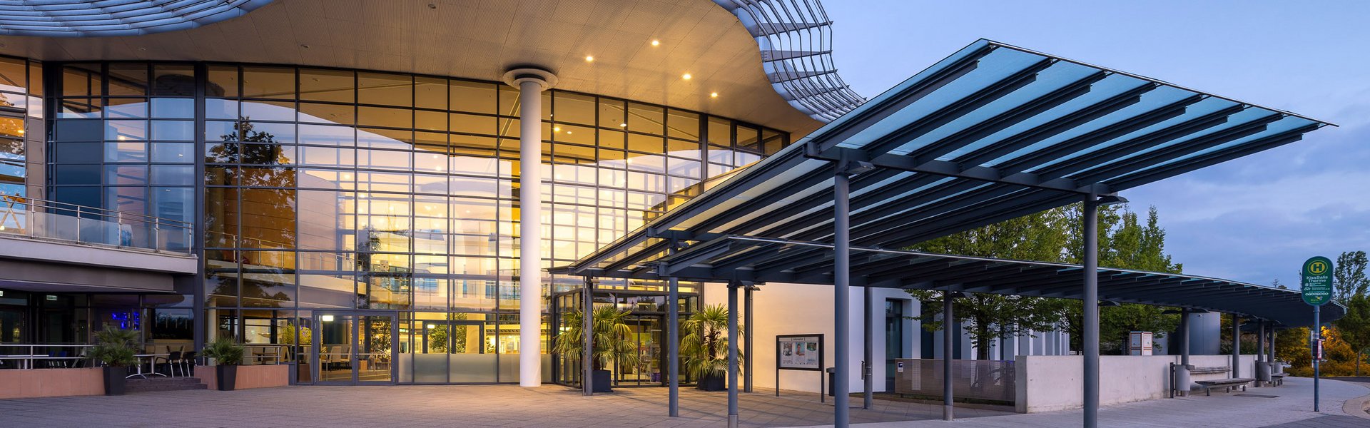 Außenansicht der KissSalis Therme in Bad Kissingen.