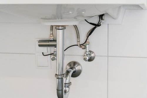 Eckventil-Thermostat in den Sanitärräumen der Dorfschule Ginderich.