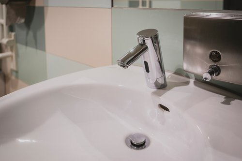 Elektronische Waschtisch-Armatur PURIS E von SCHELL im Bereich des Kursbeckens im Freizeitbad Olpe