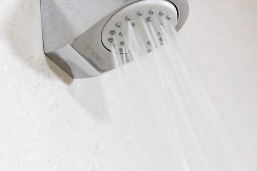 Duschkopf COMOFORT Flex von Schell mit fließendem Wasser