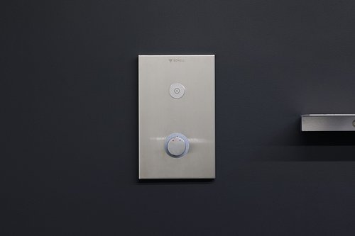 Nahaufnahme der Betätigungsplatte der Unterputz-Dusche LINUS D-C-T in den Gemeinschaftsduschen der Freiburger Turnerschaft.