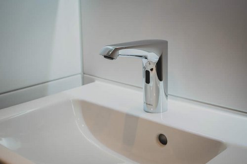 Elektronische Waschtisch-Armatur XERIS E HD-K von SCHELL im Herren-WC der Loge Lüdenscheid