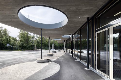 Überdachter Vorplatz der Mühlbachhofschule in Stuttgart