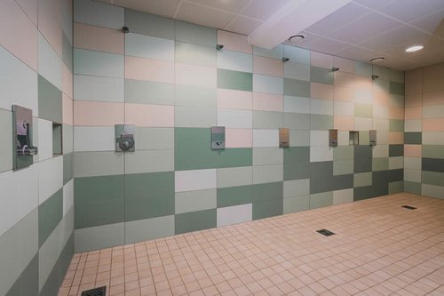 Unterputz-Dusche LINUS D-C-T von SCHELL im Duschbereich des Kursbeckens im Freizeitbad Olpe