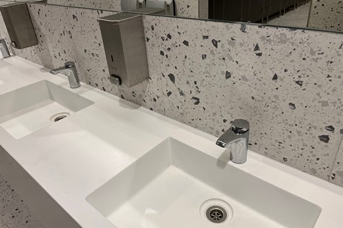 Waschtisch-Armaturen XERIS SC von SCHELL in den Besuchertoiletten des MVM Dome in Budapest
