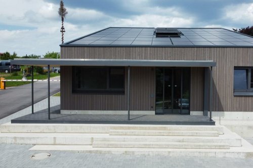 Außenansicht des Sanitärhauses auf dem Campingplatz Sonnenhof.