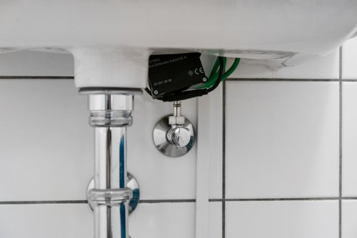 SWS Bus-Extender Kabel BE-K unter Waschbecken in der Gemeinschaftsgrundschule Wesel.