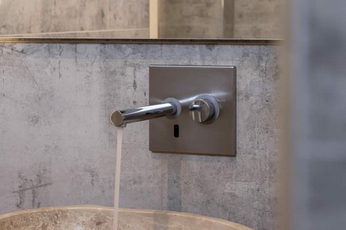 Berührungslose elektronische Unterputz-Waschtisch-Armatur LINUS W-E-M mit laufendem Wasser